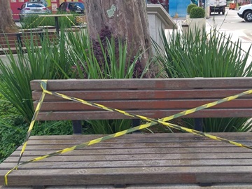 Faixas plásticas postas para evitar aglomerações continuam nos locais em Marechal Floriano 2