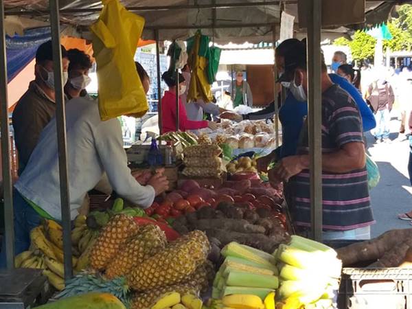 Feirantes e clientes usam mascaras na Feirinha de Marechal Floriano 02