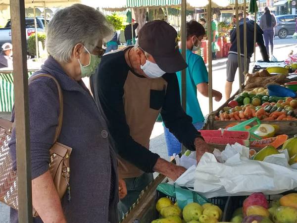 Feirantes e clientes usam mascaras na Feirinha de Marechal Floriano 03