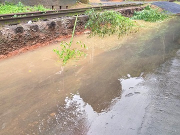 Moradores da Rua da Linha satisfeitos com asfalto querem desentupimento de galeria