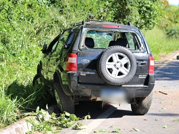 Motorista evade o local do acidente após capotar com veículo na BR 262