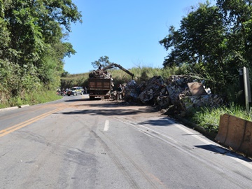 Motorista perde controle da carreta e tomba na BR 262