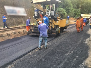 Obra de pavimentação asfáltica iniciada na tarde de ontem em um bairro de Marechal Floriano