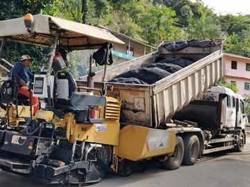 Obra de pavimentação asfáltica iniciada na tarde de ontem em um bairro de Marechal Floriano 2
