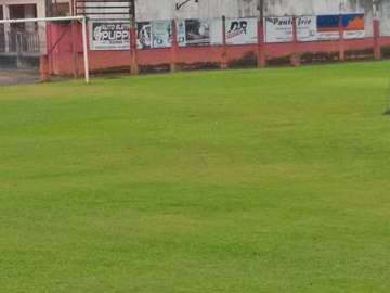Arquibancadas de campo de futebol ainda destruídas em Marechal Floriano
