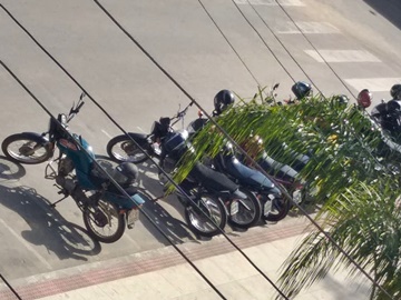 Aumenta o número de motocicletas estacionadas em Marechal Floriano