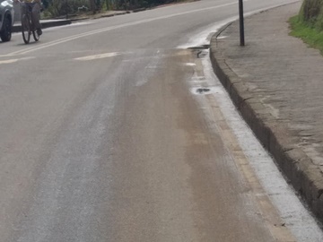 Caminhão derrama líquido e exala mau cheiro em ruas de Marechal Floriano