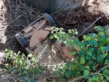 Carro tomba em ponte numa curva na divisa de Marechal Floriano e Alfredo Chaves