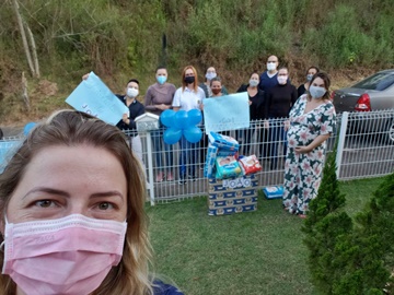 Colegas de trabalho organizam chá de bebê em forma de carreata em Domingos Martins