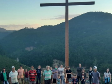 Cruz de madeira gigantesca fincada no piso de Aparecida Alfredo Chaves.jpg
