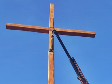 Cruz de madeira gigantesca fincada no piso de Aparecida Alfredo Chaves.jpg 2