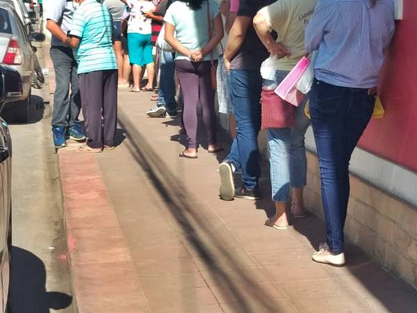 Distanciamento social continua sendo desrespeitado em filas em Marechal Floriano 02