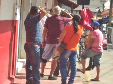 Fiscalização da Prefeitura de Marechal Floriano para distanciar as filas