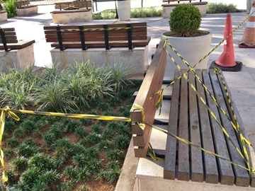 Fitas para distanciamento nas praças e pontes retiradas por vândalos e postas novamente pela Prefeitura