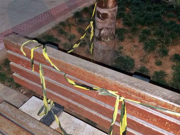 Fitas usadas para demarcar vias publicos proibidas durante a pandemia sao destruidas em Marechal Floriano 04