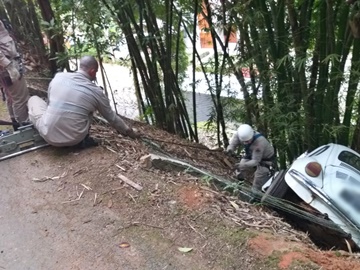 Jovem cai em ribanceira após perder o controle do carro em Marechal Floriano