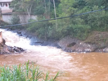 Lixo continua sendo descartado no leito do rio em Marechal Floriano