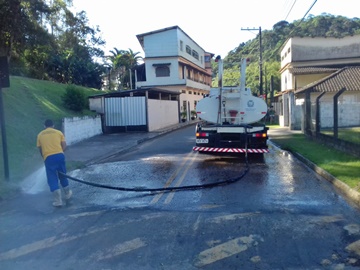 Ruas de Araguaya em Marechal Floriano são lavadas para evitar proliferação de doenças