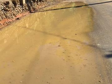 Água parada e reclamações ao lado da linha férrea em Marechal Floriano