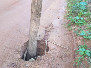 Buraco aberto e com peça de madeira já reparado por moradores em Marechal Floriano