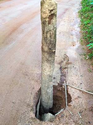 Buraco em estrada se torna perigoso em Marechal Floriano 02