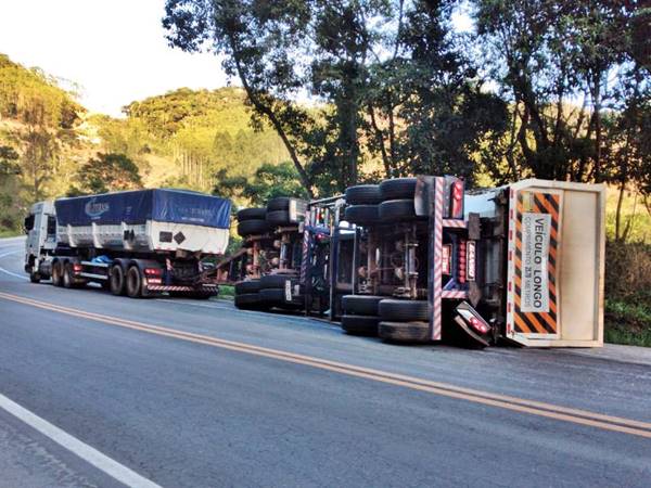 Derrapagem na pista da BR 262 em Marechal Floriano provoca acidente com carreta 02