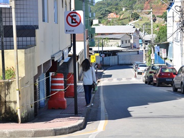 Idoso fratura três costelas e clavícula após cair de calçada