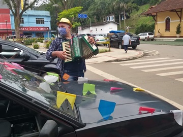 Músico Éden Show anima idosos e moradores de Marechal Floriano Domingos Martins e Santa Isabel