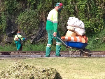 Servidores municipais concluem roçado de gramado no centro de Marechal Floriano