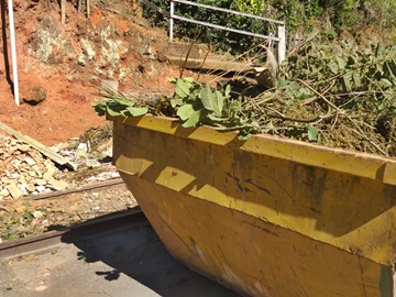 Sujeiras e matos na linha férrea são removidos no Bairro Poço Fundo em Marechal Floriano
