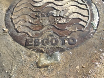 Vazamento na rede de esgoto deixa mau cheiro em rua de Marechal FlorianoRede de esgotos vaza e deixa mau cheiro em rua de Marechal Floriano