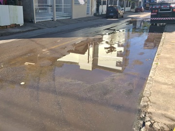 Vazamento na rede de esgoto deixa mau cheiro em rua de Marechal FlorianoRede de esgotos vaza e deixa mau cheiro em rua de Marechal Floriano 2