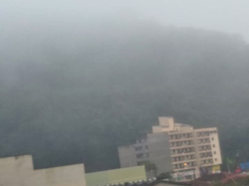 Baixa temperatura provoca forte neblina na Região Serrana