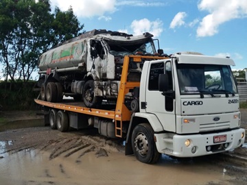Caminhão tanque de combustível tomba na via de Brejetuba e deixa motorista com ferimentos leves