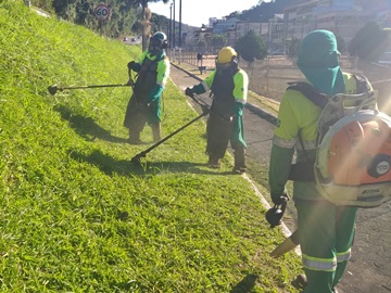 Capim às margens da Rodovia BR 262 é aparado e reduz perigo em Marechal Floriano