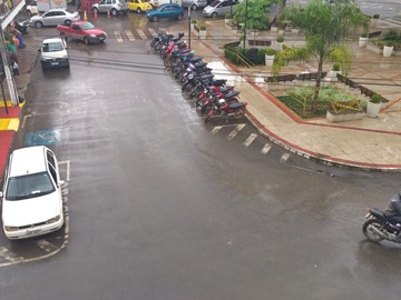 Chuva insistente não quebra movimentação de pessoas do interior em Marechal Floriano