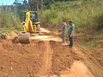 Cratera na estrada vicinal sendo recuperada e trânsito impedido em Marechal Floriano