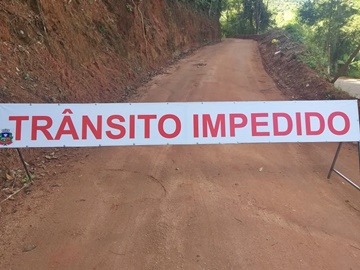 Cratera na estrada vicinal sendo recuperada e trânsito impedido em Marechal Floriano 2