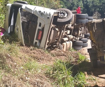 Duas pessoas ficam feridas após carreta tombar na BR 262 em Marechal Floriano