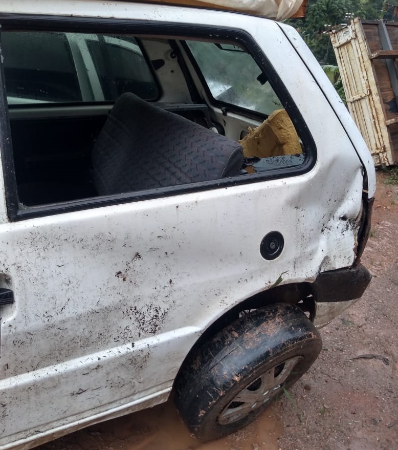 Fiat Uno derrapa e capota na BR 2