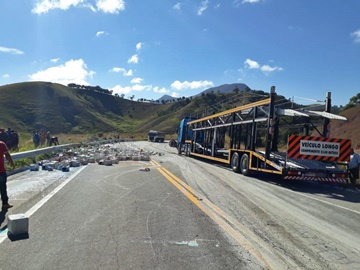 Motorista morre após caminhão carregado com tinta tombar em ribanceira