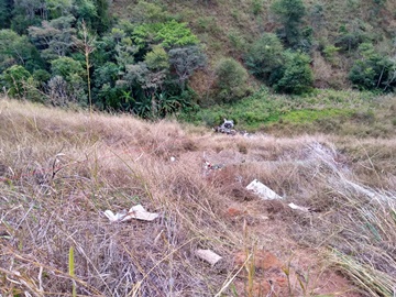 Motorista morre após caminhão carregado com tinta tombar em ribanceira 2