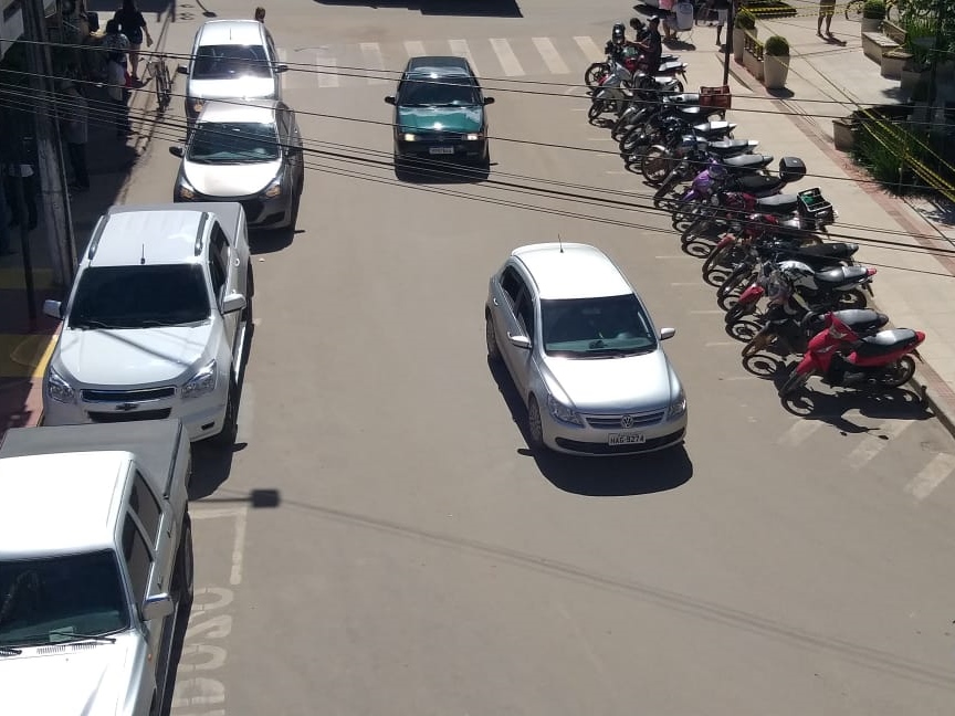 Movimento de pessoas e veículos é exagerado no centro de Marechal Floriano 2