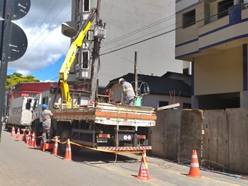 Suspensão do fornecimento de energia para troca de poste causa transtornos em Marechal Floriano 2