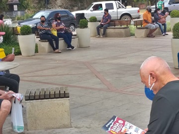 Capixaba toca acordeão com músicas gaúchas sem aglomerações na pracinha de Marechal Floriano