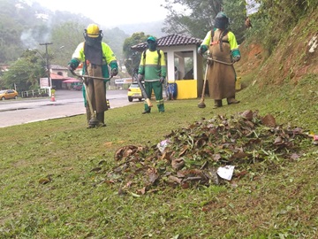 Corte de capim alto às margens da BR 262 em Marechal Floriano