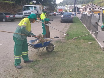 Corte de matos em rua próxima a BR 262 em Marechal Floriano