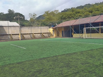 Disputas de jogos amistosos no campo de grama sintética em Marechal Floriano