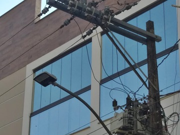 Eletricistas concluem substituição de peça apodrecida numa via pública de Marechal Floriano