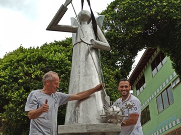 Imagem de anjo sendo instalada na Igreja de Araguaya em Marechal Floriano